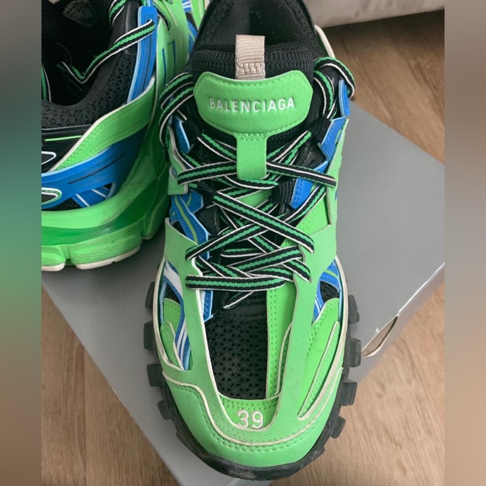 Balenciaga 39 Sneakers!! Gently Worn. Great addition to your closet.
